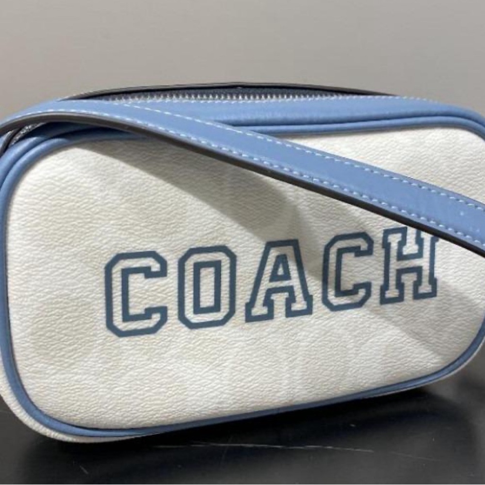 NWOT Coach Jamie wristlet in signature canvas Style No. CB851